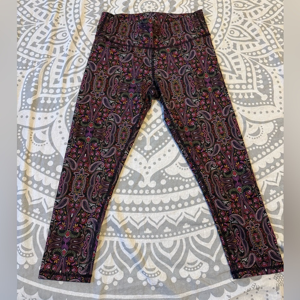 Patterned cropped workout leggings